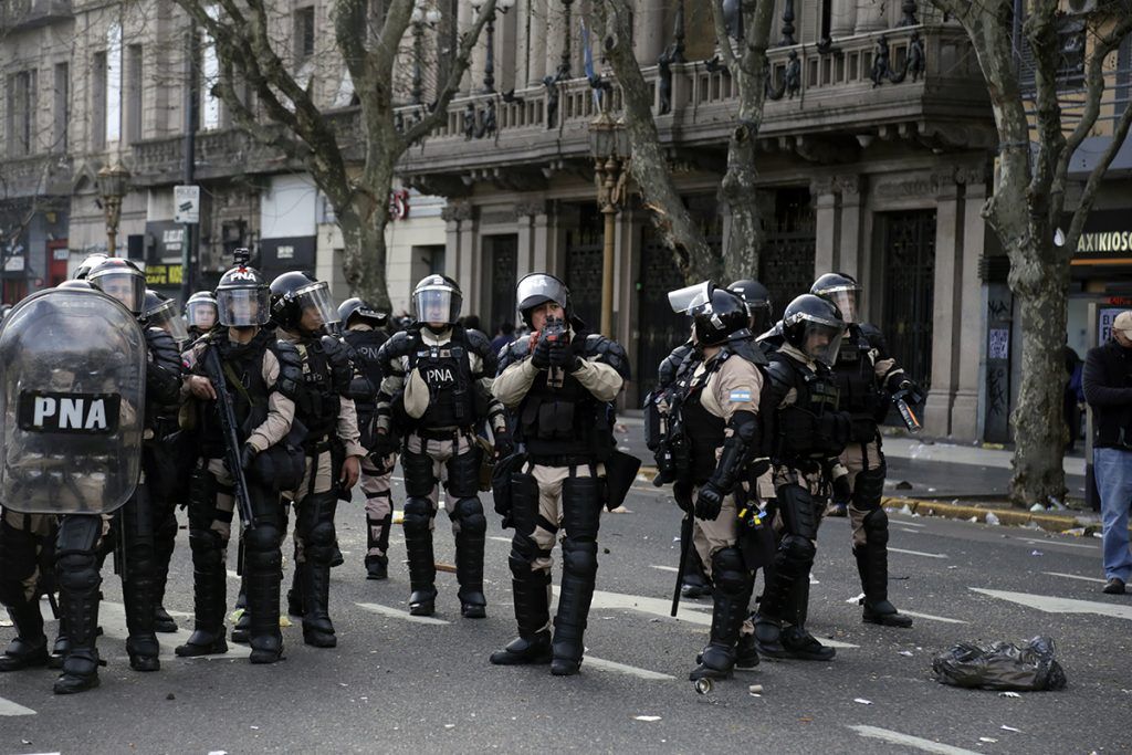Imágenes de una postal de época: jubilados pidiendo dignidad y recibiendo palos