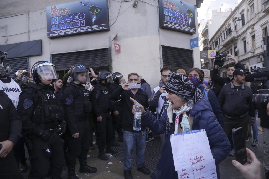 Imágenes de una postal de época: jubilados pidiendo dignidad y recibiendo palos