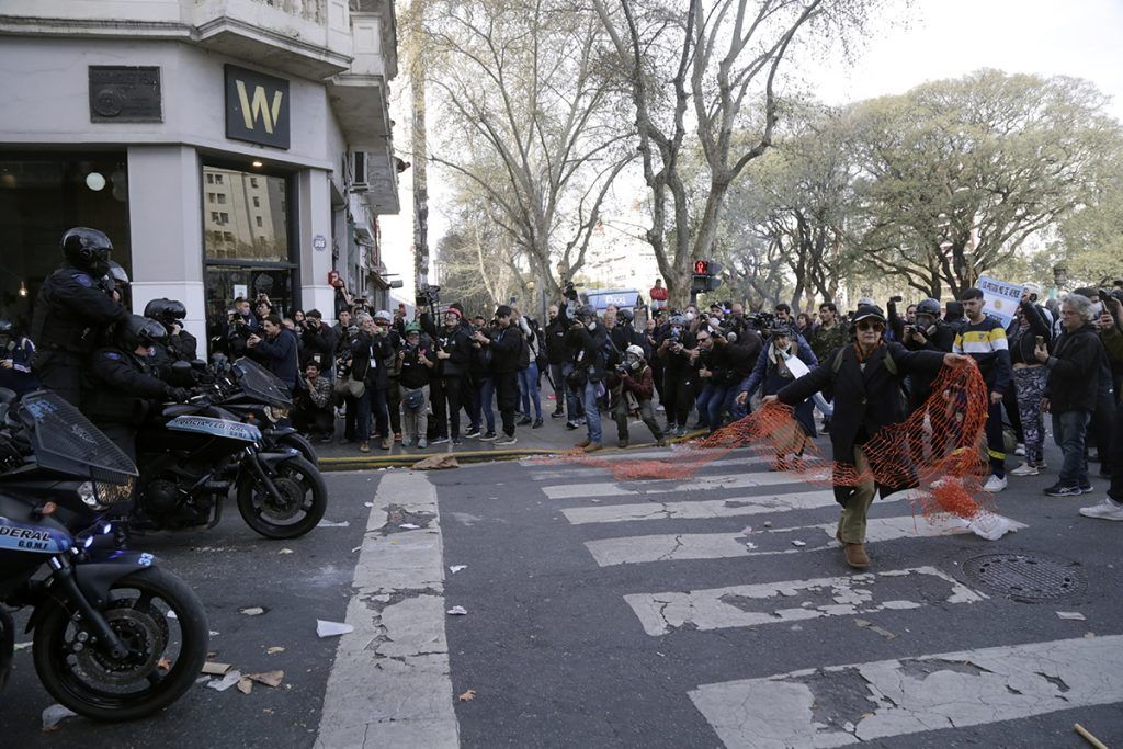 Imágenes de una postal de época: jubilados pidiendo dignidad y recibiendo palos
