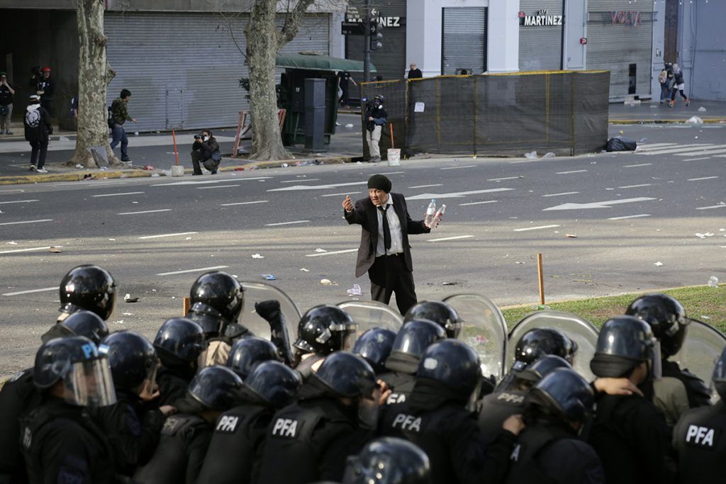 Imágenes de una postal de época: jubilados pidiendo dignidad y recibiendo palos