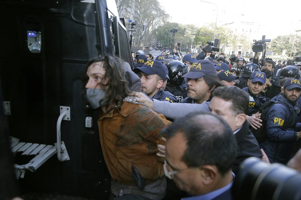 Imágenes de una postal de época: jubilados pidiendo dignidad y recibiendo palos