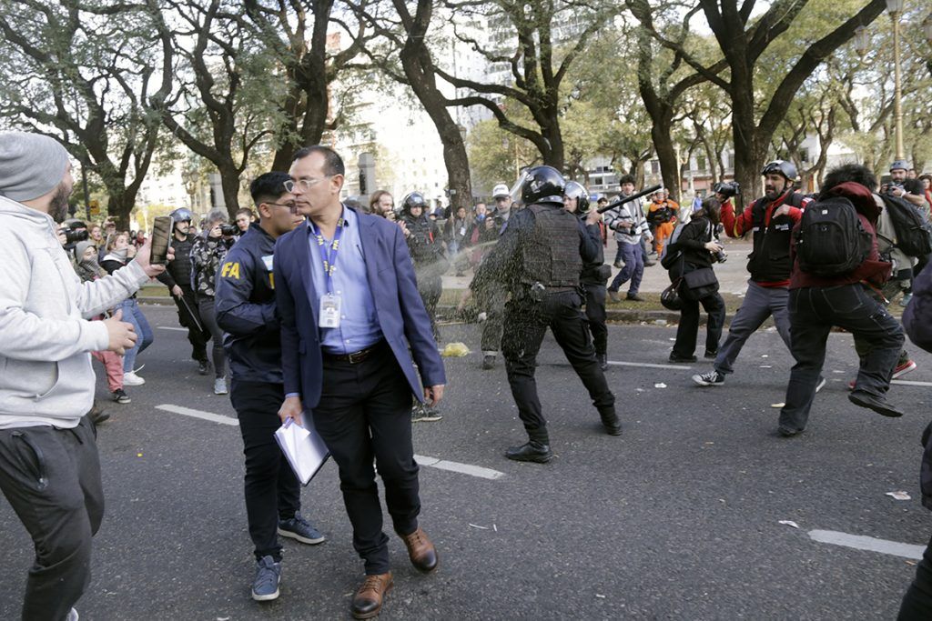 Imágenes de una postal de época: jubilados pidiendo dignidad y recibiendo palos