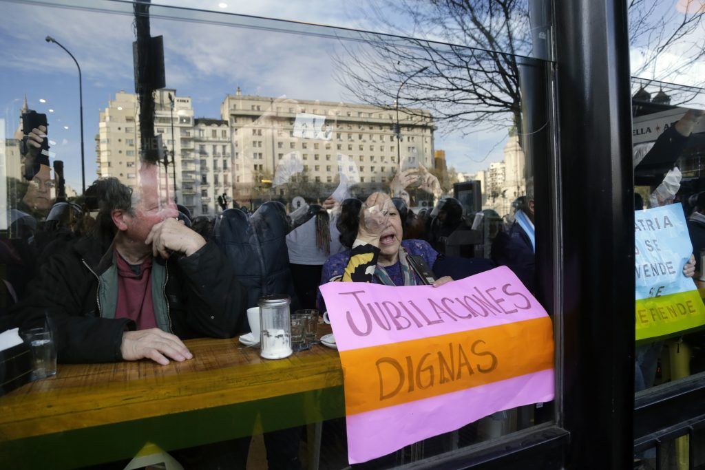Imágenes de una postal de época: jubilados pidiendo dignidad y recibiendo palos