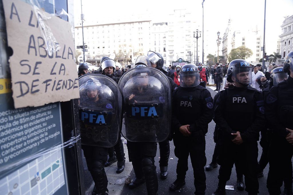 Imágenes de una postal de época: jubilados pidiendo dignidad y recibiendo palos