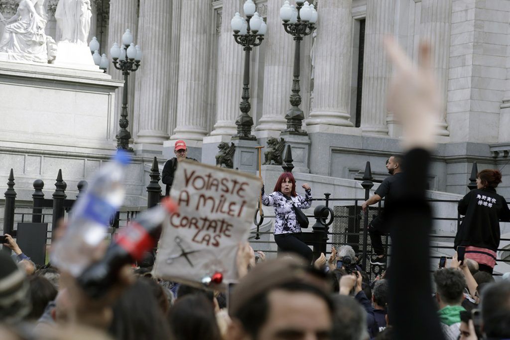 Imágenes de una postal de época: jubilados pidiendo dignidad y recibiendo palos