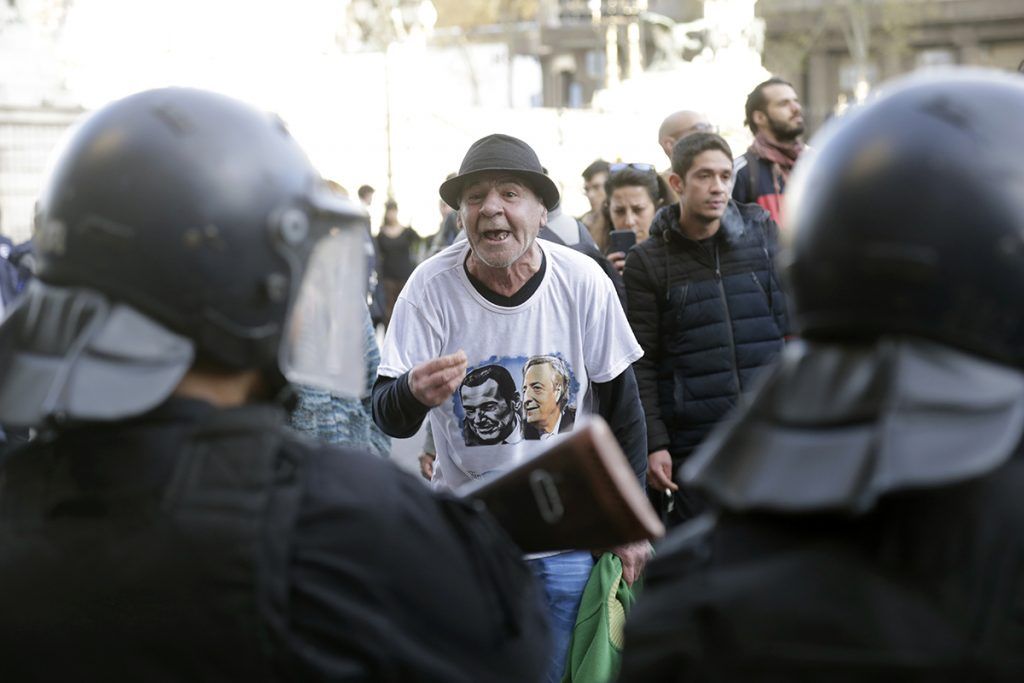 Imágenes de una postal de época: jubilados pidiendo dignidad y recibiendo palos