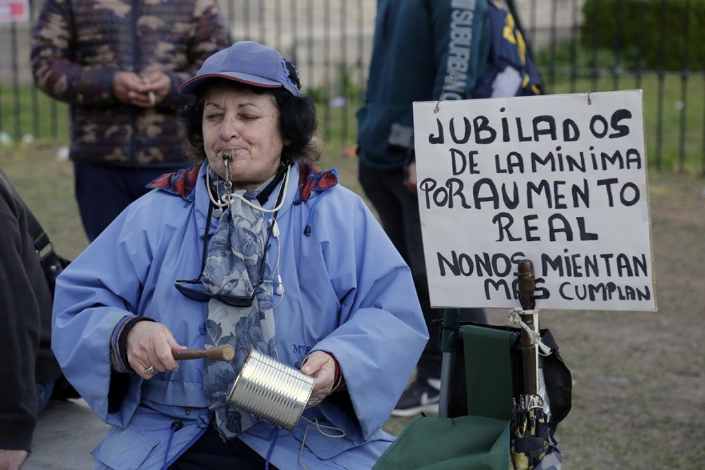 Imágenes de una postal de época: jubilados pidiendo dignidad y recibiendo palos