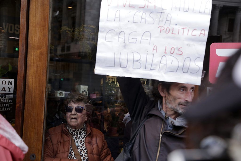 Imágenes de una postal de época: jubilados pidiendo dignidad y recibiendo palos