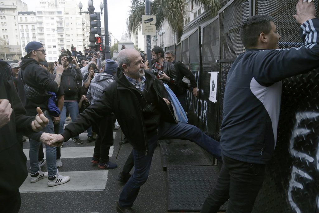 Imágenes de una postal de época: jubilados pidiendo dignidad y recibiendo palos