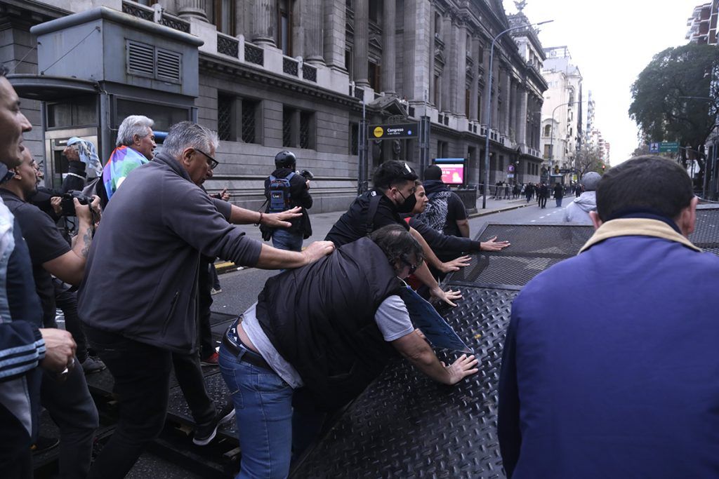 Imágenes de una postal de época: jubilados pidiendo dignidad y recibiendo palos