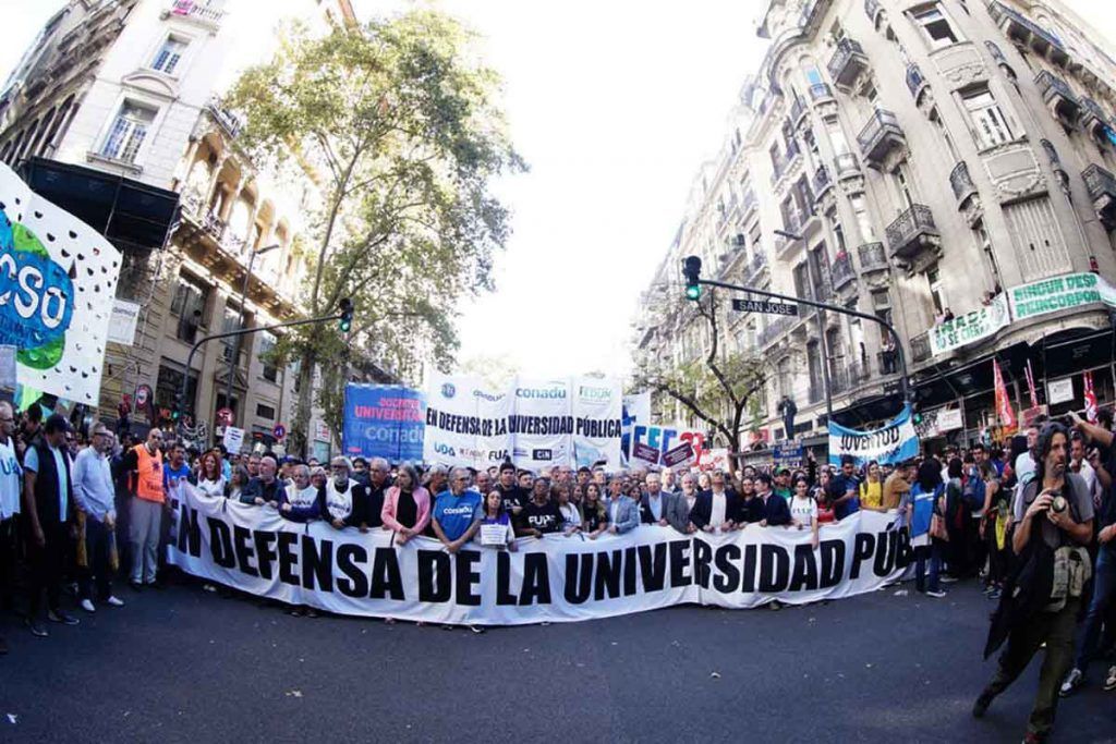 La "declaración de guerra" de Capital Humano a las universidades: entre errores y mentiras 1 La "declaración de guerra" de Capital Humano a las universidades: entre errores y mentiras