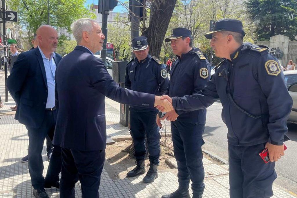 El microcentro de La Plata sin vendedores ambulantes: Alak supervisó el operativo en las calles