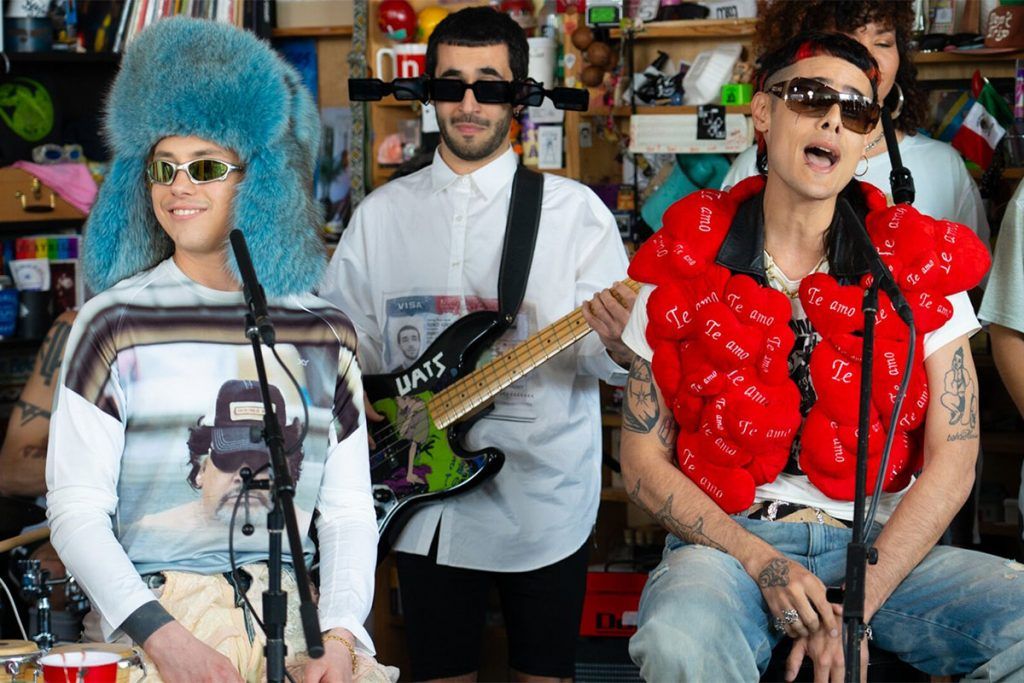 Ca7riel & Paco Amoroso llegan al escenario del “The Tonight Show Starring Jimmy Fallon” 2 Ca7riel & Paco Amoroso llegan al escenario del “The Tonight Show Starring Jimmy Fallon”