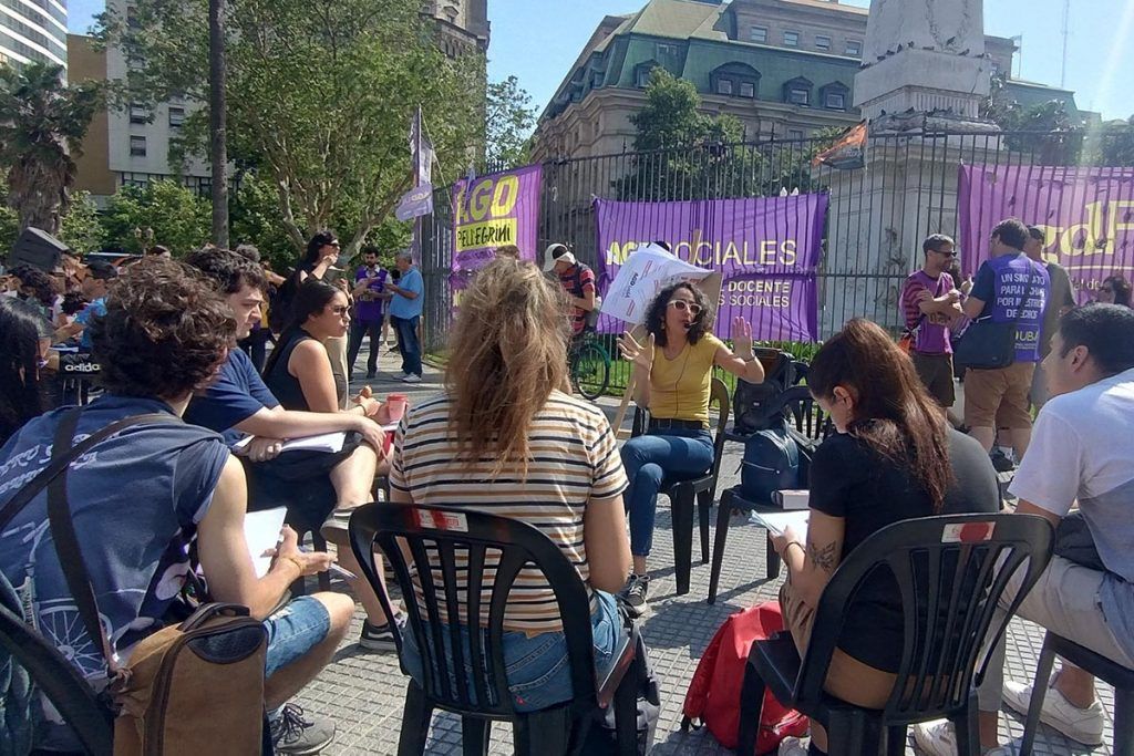 La Plaza de Mayo se convierte en aula: clases públicas y ferias de ciencias contra el ajuste universitario