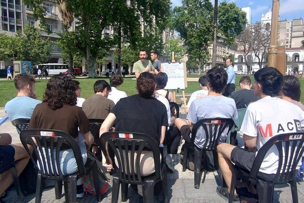La Plaza de Mayo se convierte en aula: clases públicas y ferias de ciencias contra el ajuste universitario