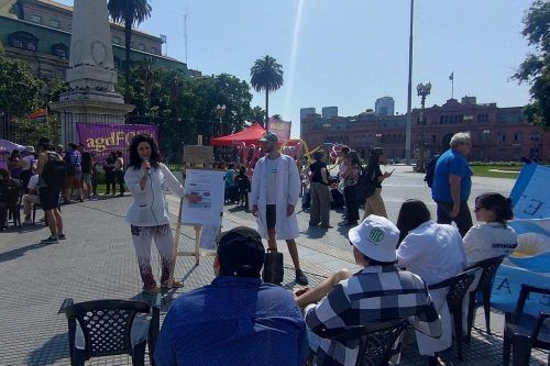 La Plaza de Mayo se convierte en aula: clases públicas y ferias de ciencias contra el ajuste universitario
