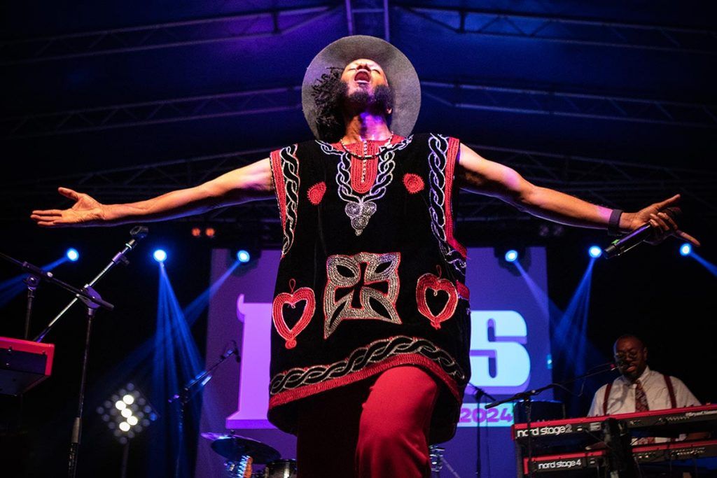 Fantastic Negrito, el “narcisista reformado” vuelve a la Argentina con su nuevo disco