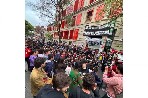 Libertarios corrieron después de intentar vandalizar la facultad de Filosofía de la UBA
