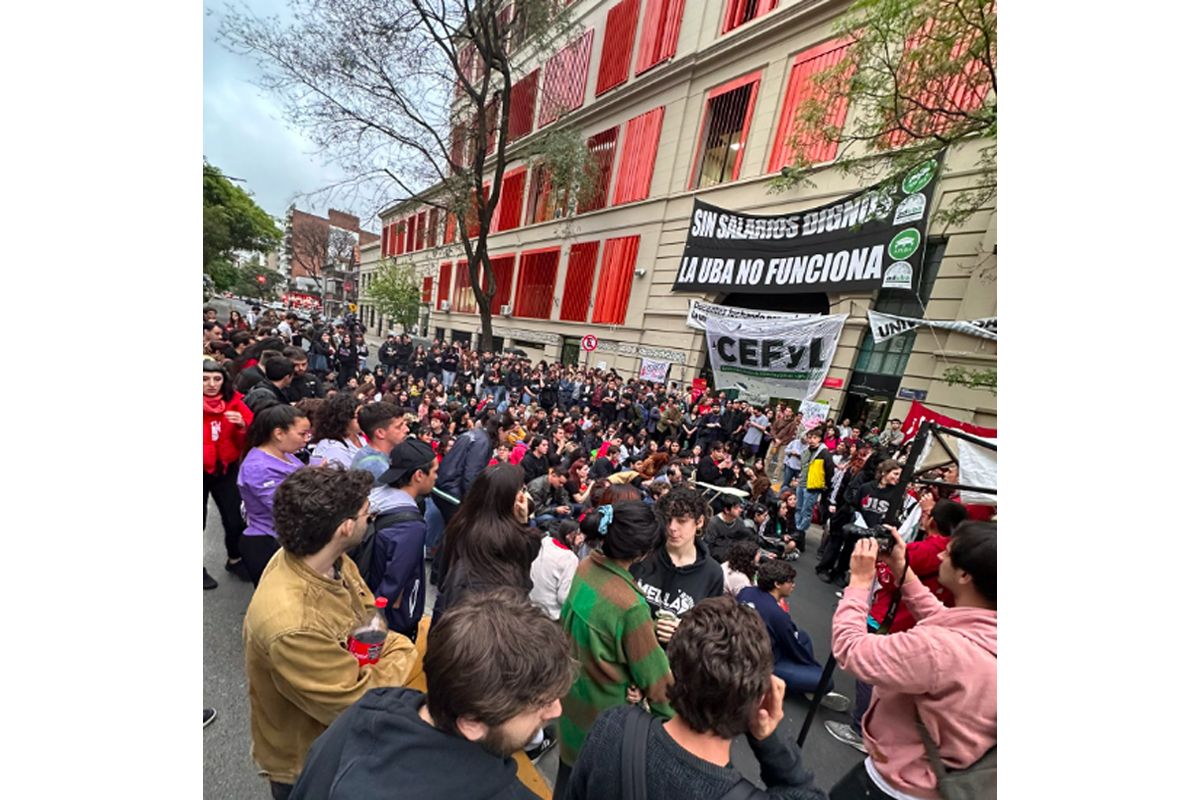 Libertarios corrieron después de intentar vandalizar la facultad de Filosofía de la UBA