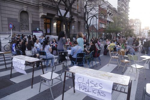 El paro nacional universitario entra en su tercera semana con clases públicas frente a la casa de Adorni