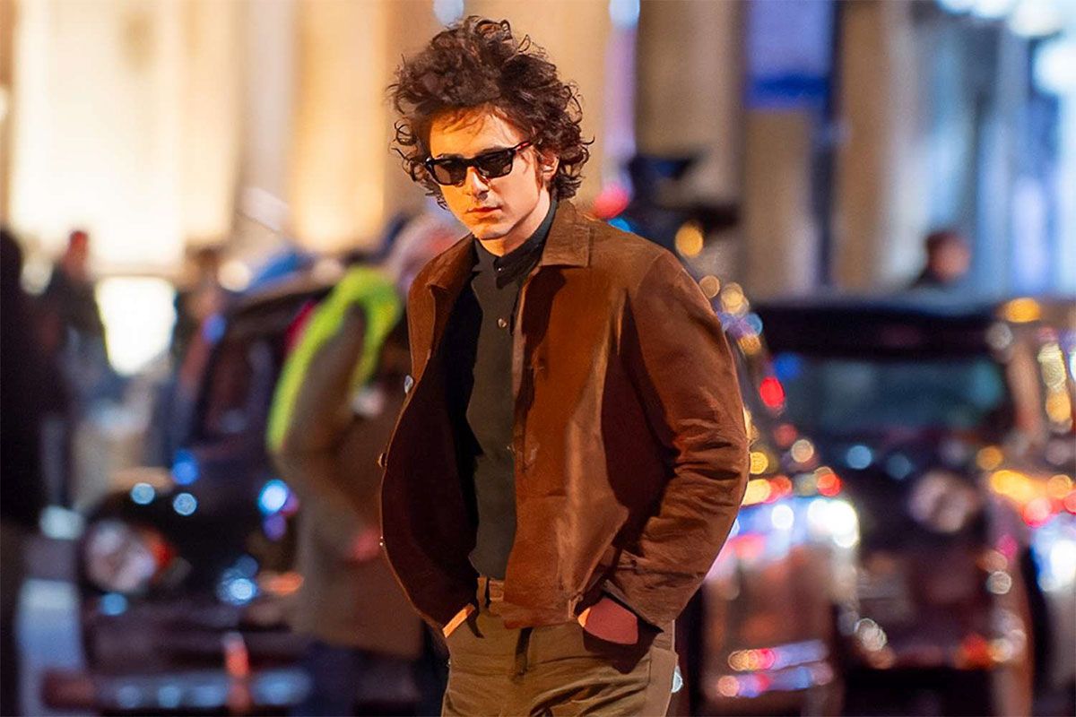 Timoth e chalamet deslumbra cantando como bob dylan en un completo