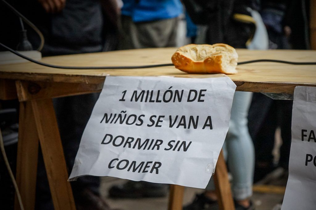 Organizaciones sociales y sindicales protestaron con una "fila del hambre" en Capital Humano