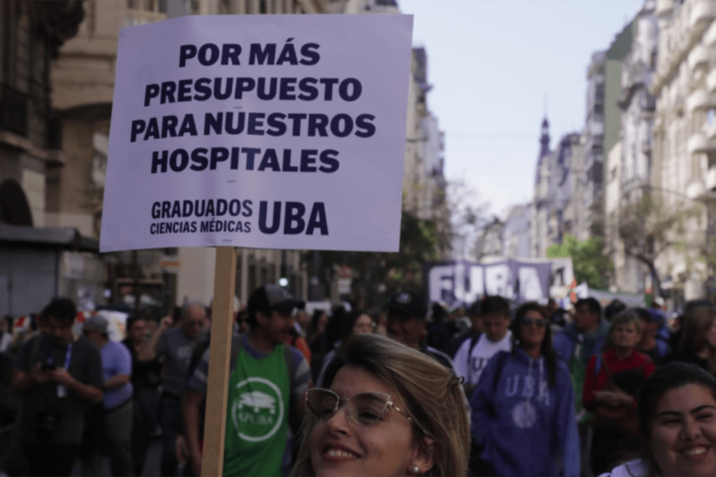 Postales de la multitudinaria manifestación contra el ajuste de Milei