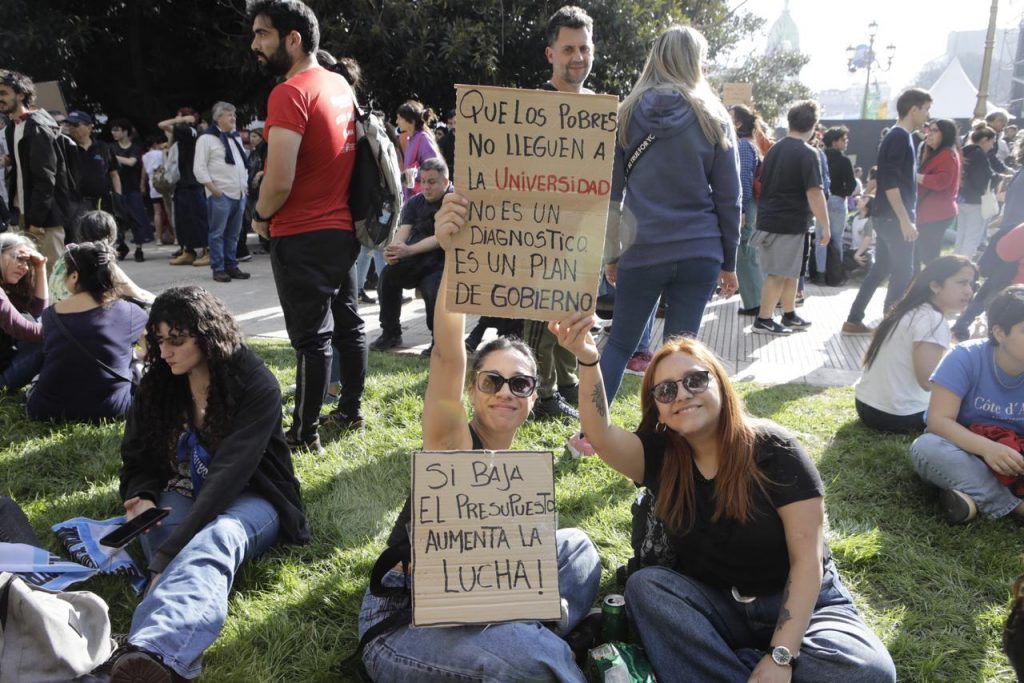 Postales de la multitudinaria manifestación contra el ajuste de Milei