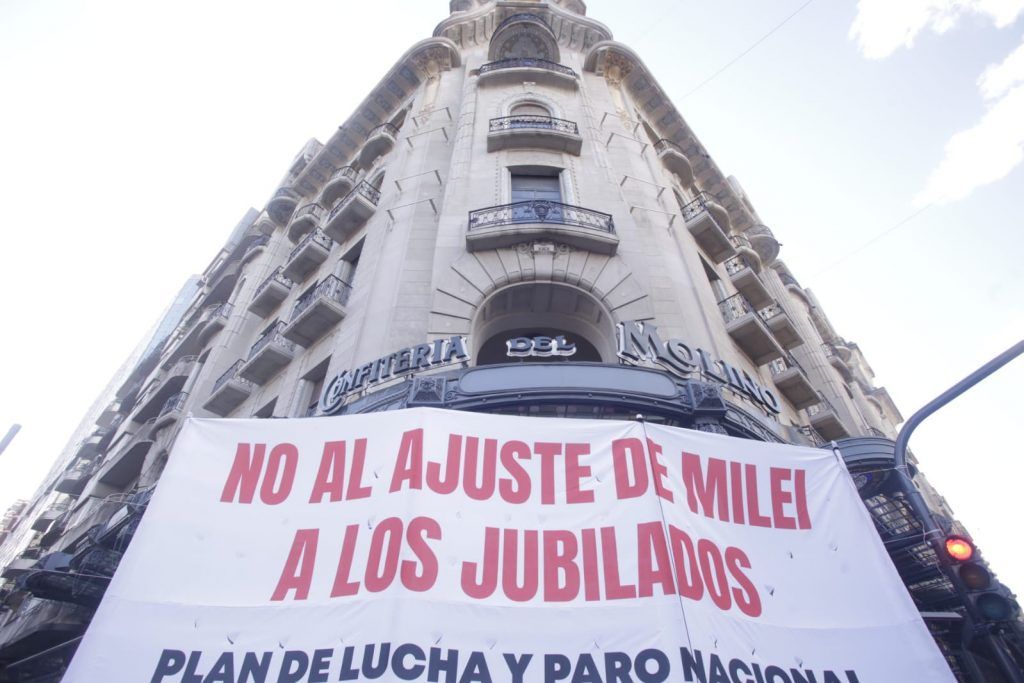 Postales de la multitudinaria manifestación contra el ajuste de Milei