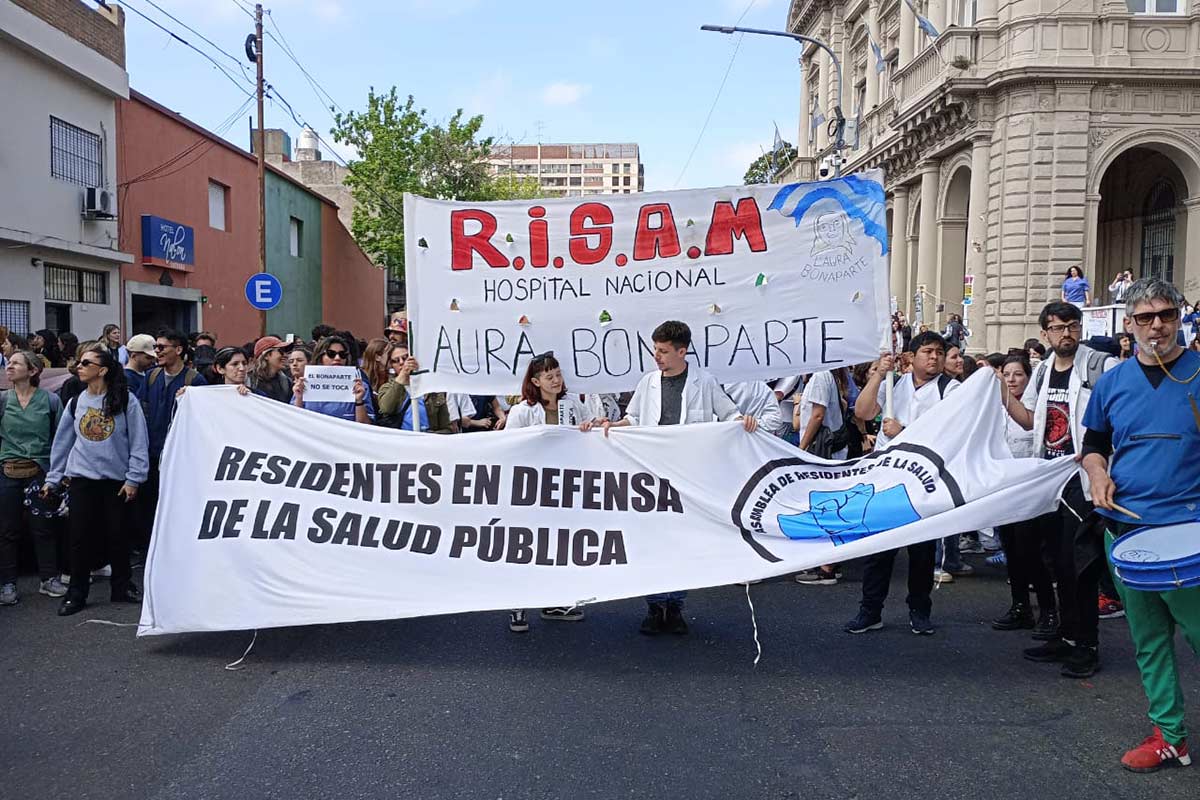 Otro embate del Gobierno contra el Hospital Bonaparte: cerró el ingreso a residencias