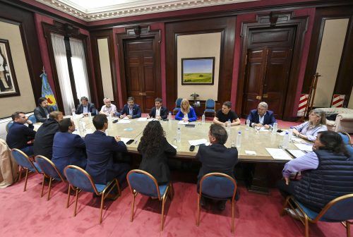 Kicillof convoca a los intendentes por la situación «crítica» de la Provincia por las políticas de Milei