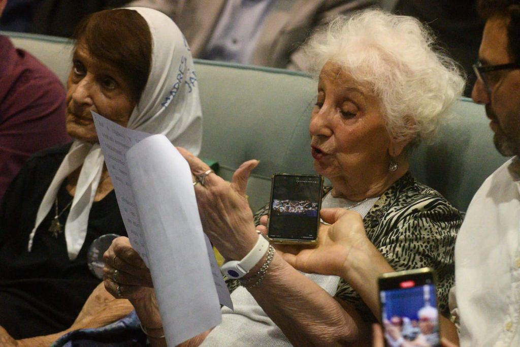 Wos reconvierte sus shows en Obras en un potente gesto solidario con Abuelas de Plaza de Mayo