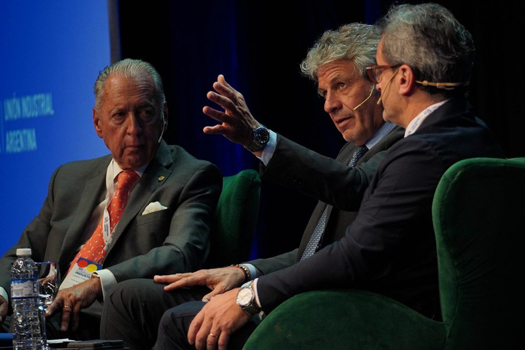 Milei plantó a la UIA pero les prometió insistir con la reforma laboral del mega DNU 70/23