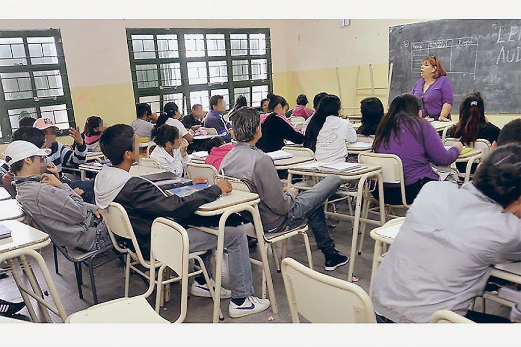 Ante el ajuste y los despidos, docentes secundarios se reúnen para frenar la reforma educativa PRO 2 Docentes