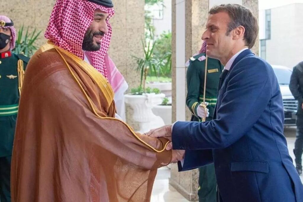 Macron, víctima de su jugada "maestra", complicado por izquierda y ultraderecha