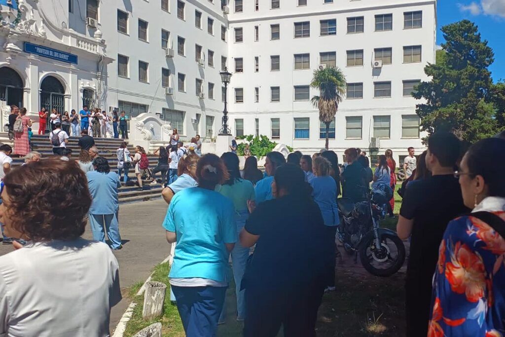 Homenaje y reclamo tras el suicidio de un médico: “La situación de Axel no fue un caso aislado” 2 Homenaje y reclamo tras el suicidio de un médico: “La situación de Axel no fue un caso aislado”