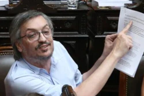 Máximo Kirchner sugirió que el ministro Caputo le pasa información privilegiada al banco JP Morgan, del que fue empleado