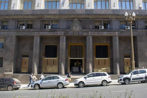 Con el nuevo bono en pesos y suscripto en dólares, Economía testea a inversores del exterior