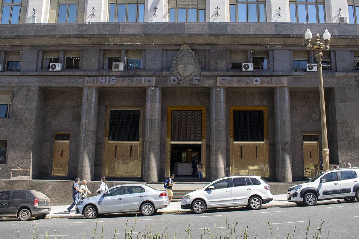 Con el nuevo bono en pesos y suscripto en dólares, Economía testea a inversores del exterior