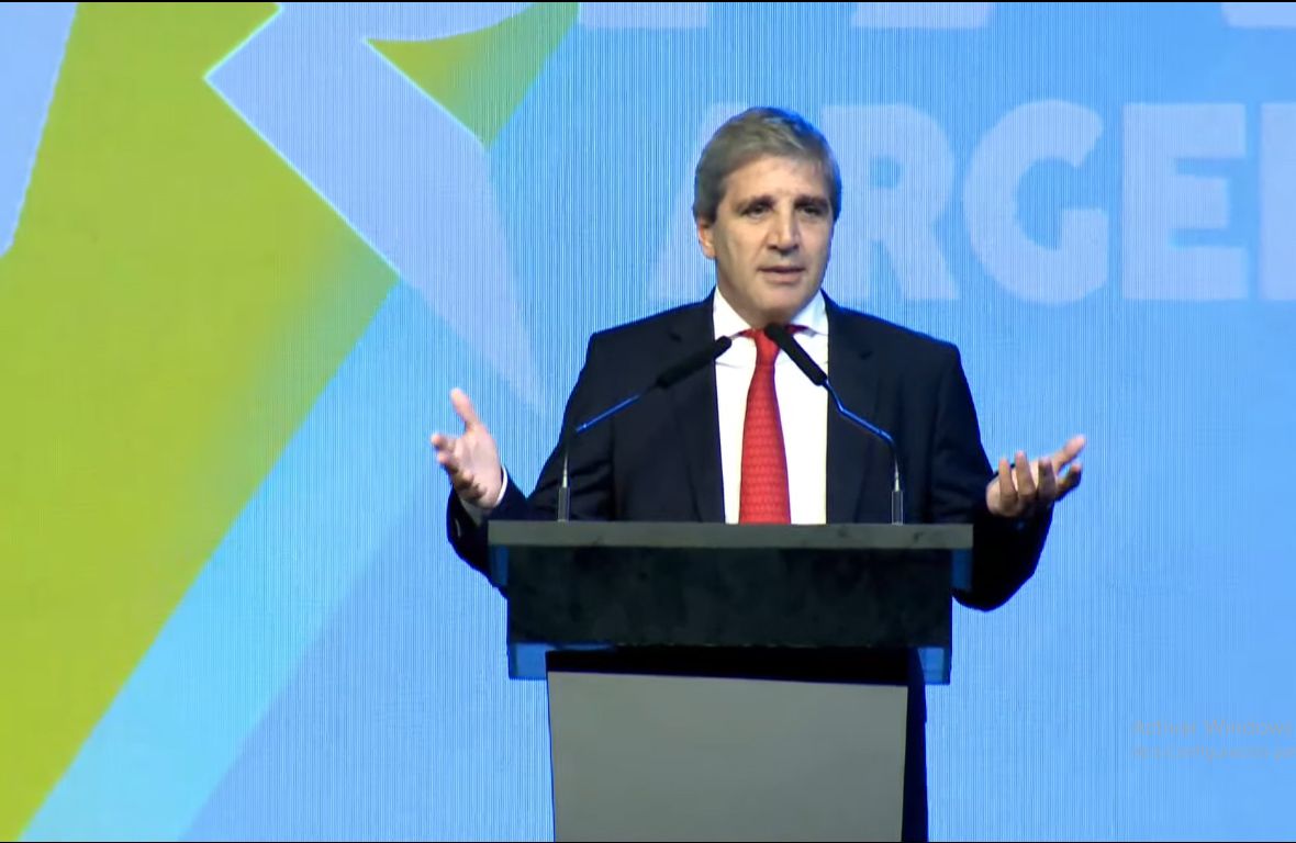 Caputo confirmó que le pidió U$S 20.000 millones al FMI para bancar una corrida cambiaria