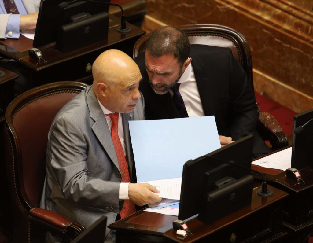Acusaciones cruzadas y sospechas de un pacto por la caída de la sesión que trataría la situación de Adorni