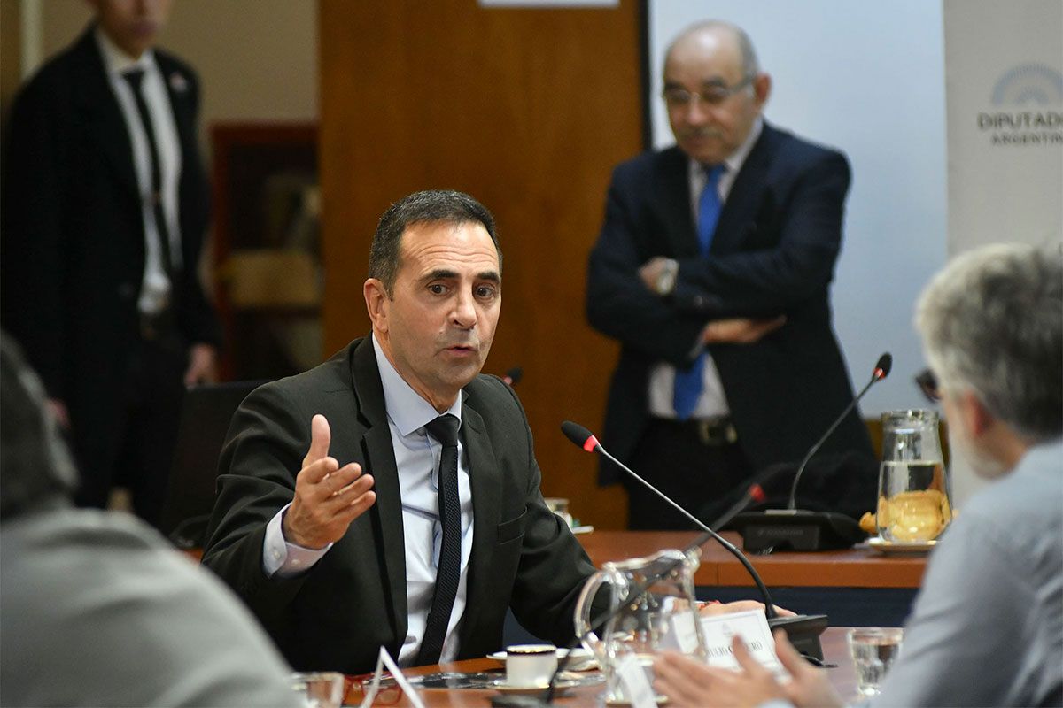 El gobierno impuso por decreto un salario mínimo de $344 mil