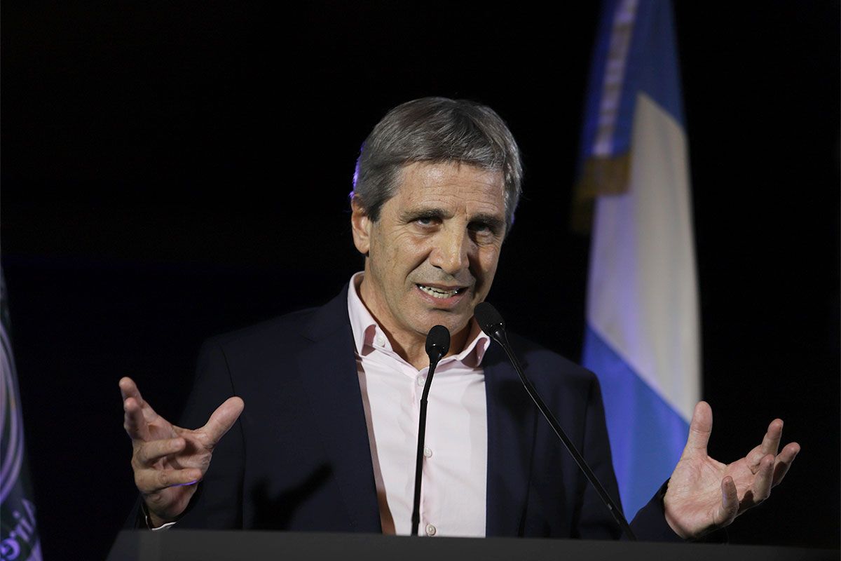 Caputo desafía a los mercados y emite dos títulos atados al valor del dólar