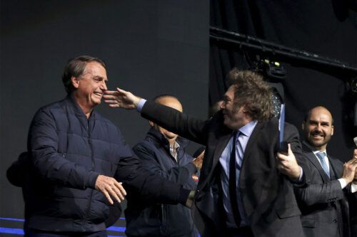 Alianza de ultraderecha: Milei viajará a Brasil para visitar a Bolsonaro y a Perú y Colombia para las asunciones presidenciales