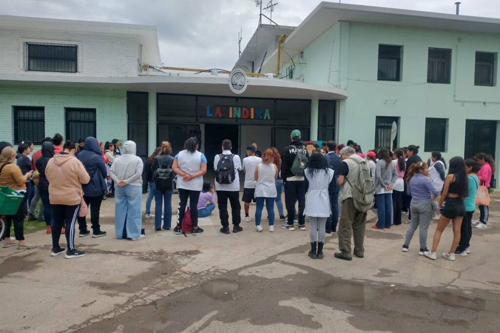 Nueva jornada de protesta: familias y docentes rechazan el cierre de una escuela pública de Parque Norte 1 protesta