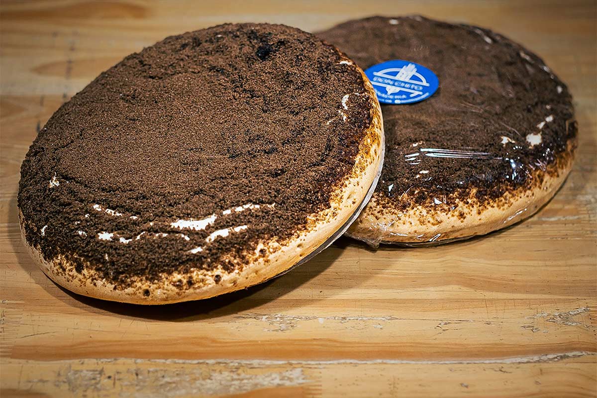 La Torta Negra tamaño pizza: historia del emblema de un pueblo del centro bonaerense