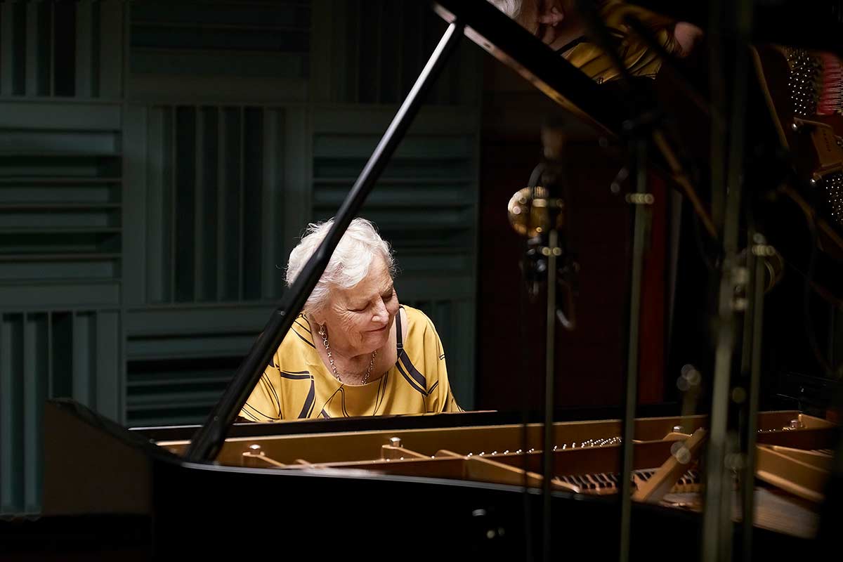 Hilda Herrera y su cautivante gramática de horizontes, caminos y silencios