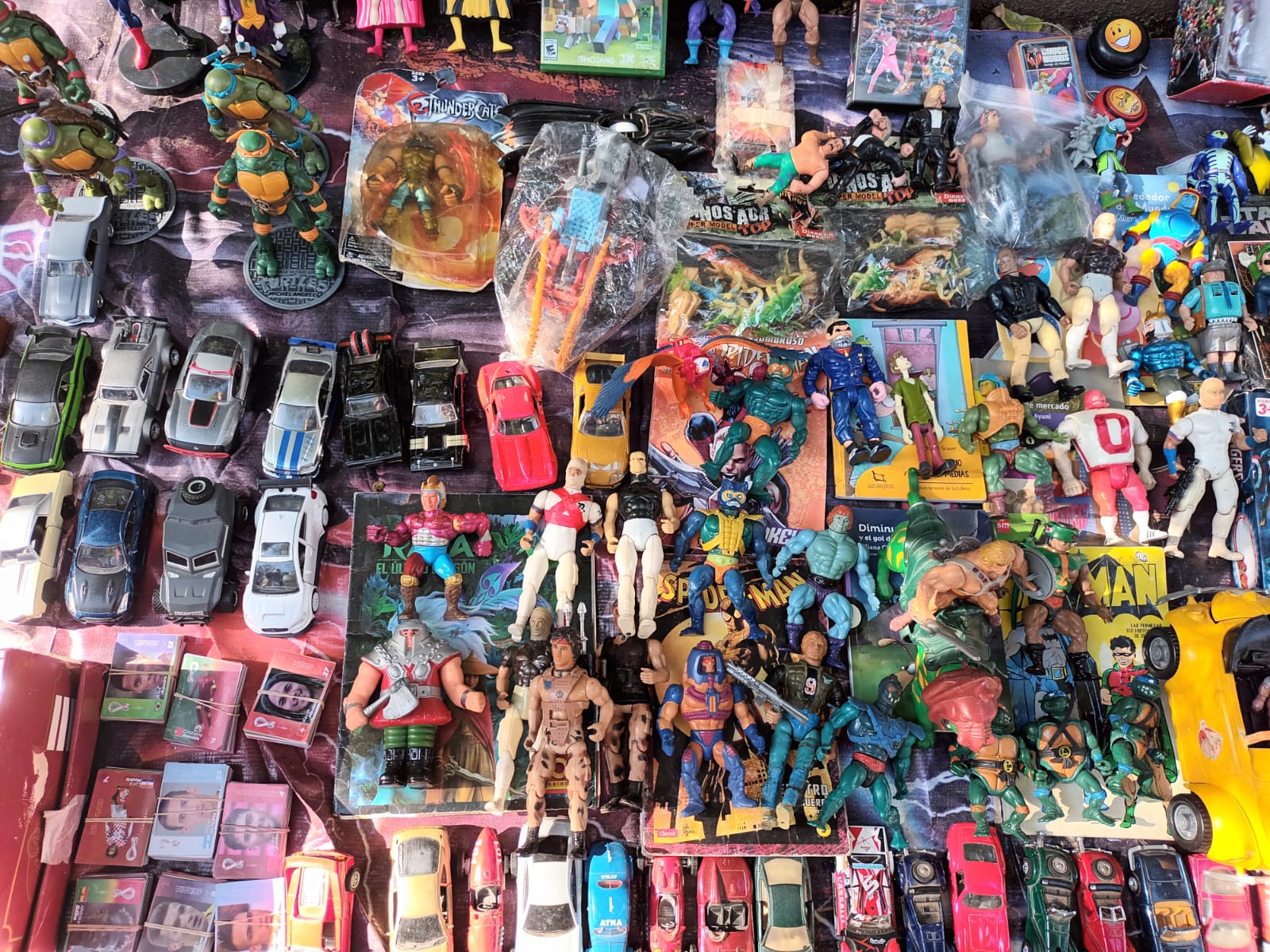 La Ciudad desalojó a manteros en Parque Rivadavia: vecinos y coleccionistas esperan que se revea la medida 4 La Ciudad desalojó a manteros en Parque Rivadavia: vecinos y coleccionistas esperan que se revea la medida