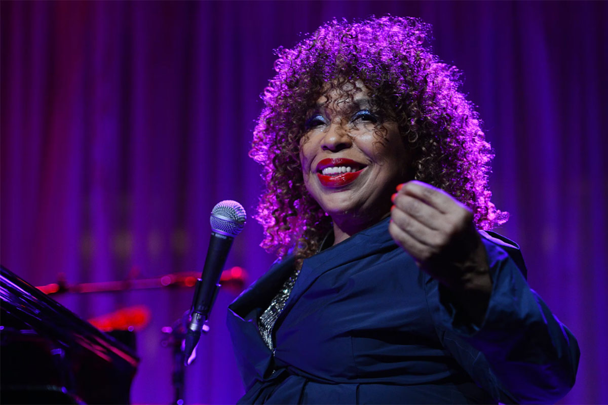 Murió Roberta Flack, cantante del éxito “Killing Me Softly With His Song»