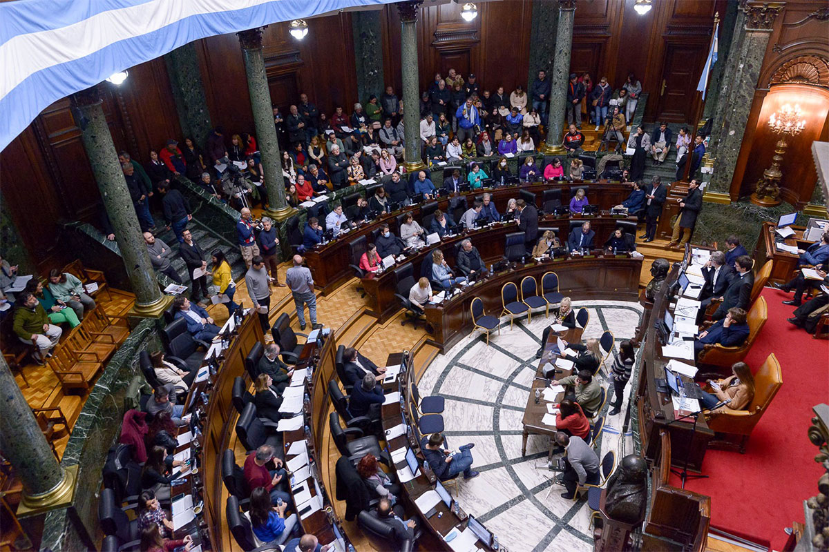Sánchez Zinny presentó el informe de gestión de CABA y la oposición criticó la reforma educativa y la quita de medicamentos